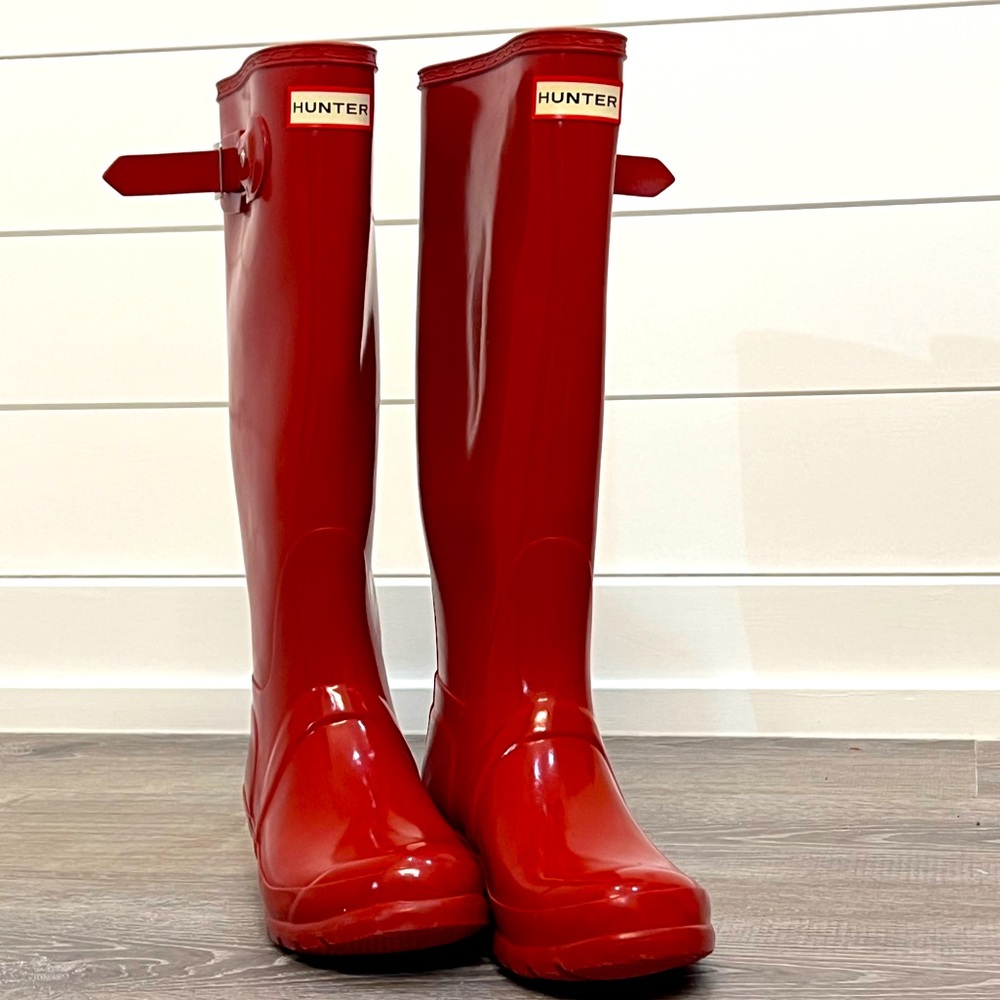 Hunter Women's Original Tall Gloss Rain Boots in Military Red Size 7